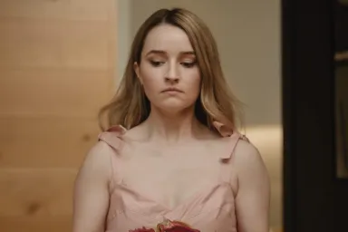 Kaitlyn Dever Is a Lying Wellness Guru in Apple Cider Vinegar Trailer